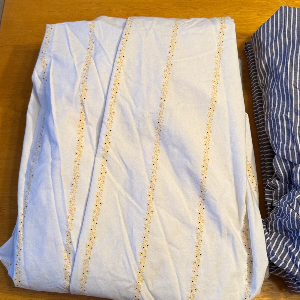 GAP Twin fitted and Flat Sheets. NO pillow cases. - Picture 2 of 8